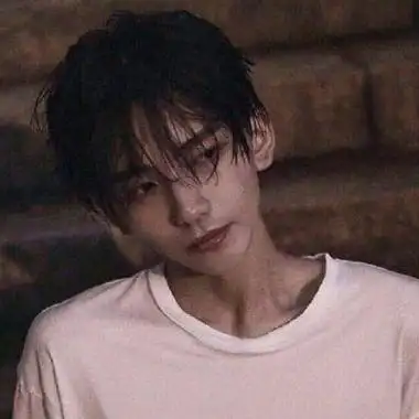 男生头像伤感孤独头像谁在这刻替代我去爱你