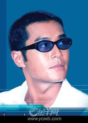 着军装头的代表之一,他的头型十分圆,这样的头型让发型显得有型又可爱