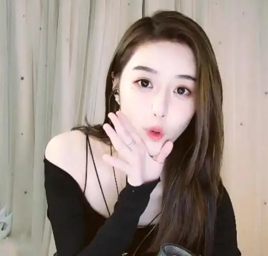 "林见鹿"是斗鱼平台的一名女主播,由于颜值非常不错,因此也是广受喜爱