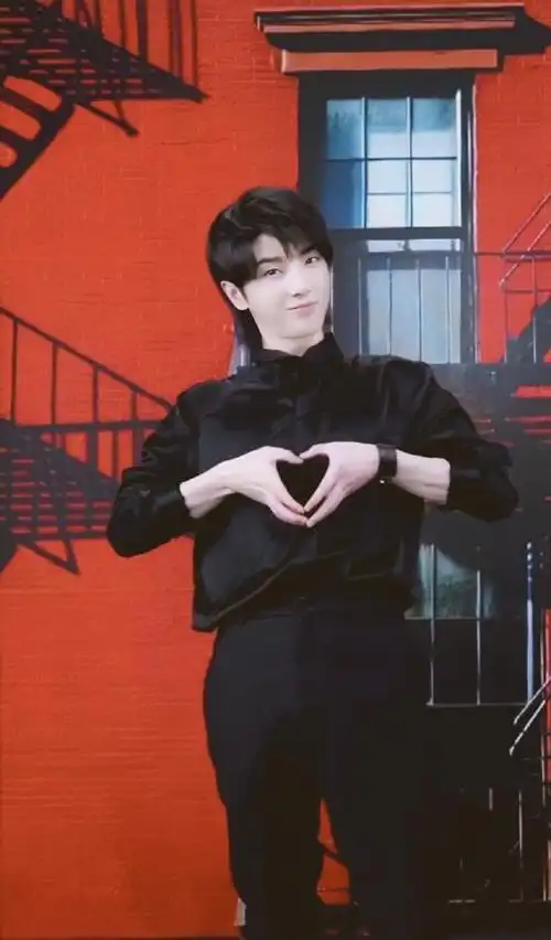 华晨宇花式比心又出新品最美好的寓意一起送给火星人