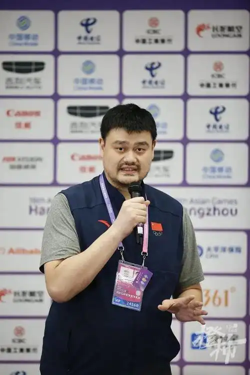 里面在开发布会,姚明在门外来回踱步,他在思考什么?-大江头条