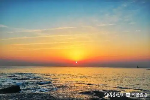 情报站|旭日东升!日照灯塔公园太阳升起朝气蓬勃,霞光万道