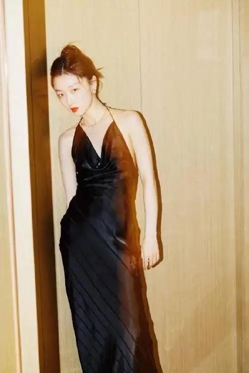 周冬雨穿吊带长裙秀背部曲线 造型夺目似烈焰玫瑰