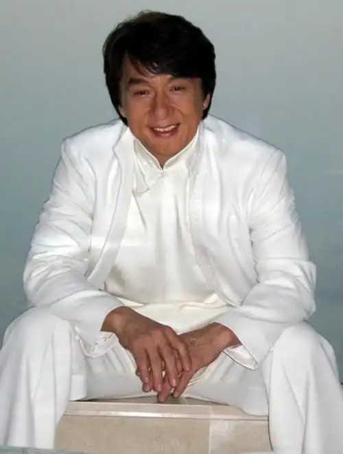 成龙不减当年因天气太热穿短袖暴露麒麟臂身材吊打小鲜肉