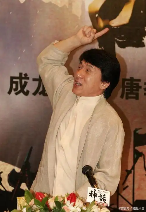 成龙是国际功夫巨星,也是无数人心中的童年英雄.