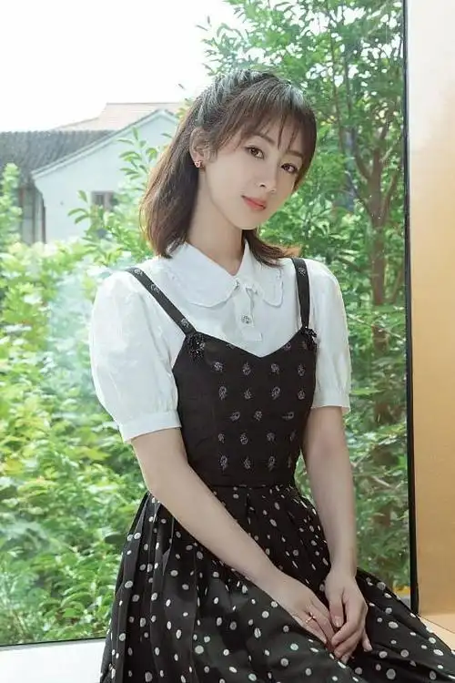 杨紫身穿衬衫配吊带裙看起来有点乖好有邻家妹妹的感觉