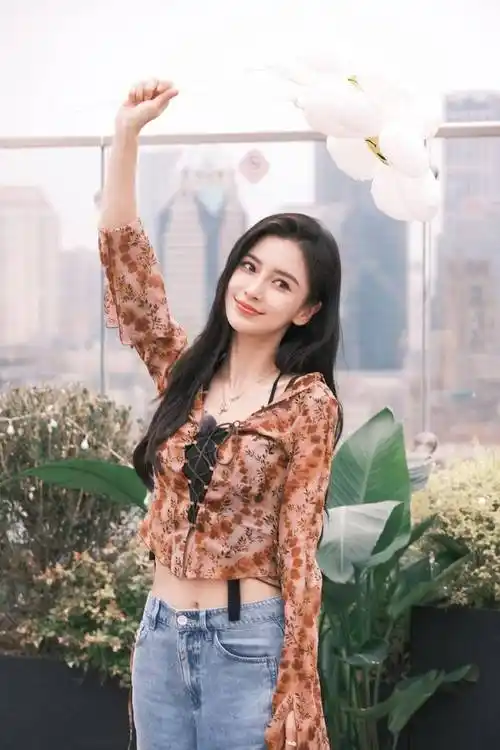 杨颖穿棕衣牛仔裤露小蛮腰!雪肤玉貌美得让人窒息