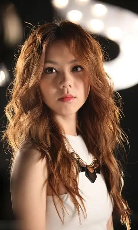 邓紫棋简介个人资料(邓紫棋:16岁出道 19岁成名,如今却被公司收回名字