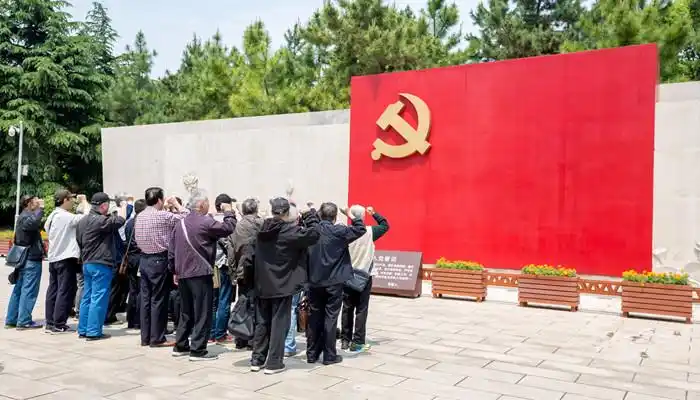 摄图网_500898131_banner_老党员在宣誓墙前重温誓言(企业商用)_副本.