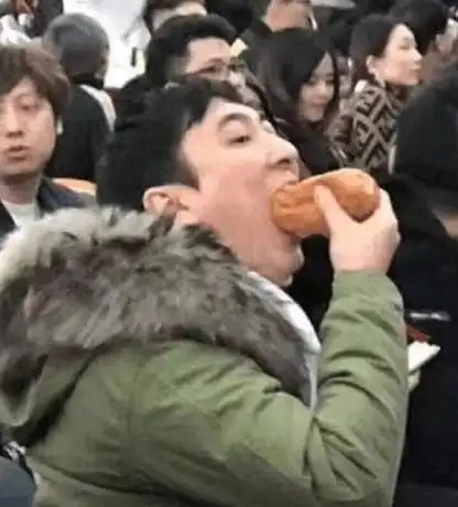 王思聪吃热狗微博爆红 网友调侃实在太魔性了