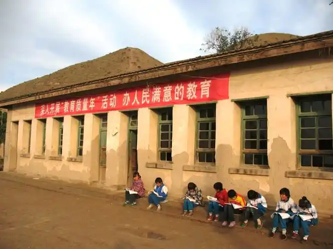 p>靖远县高湾乡周湾小学是一所完全小学,学校始建于1964年,位于靖远