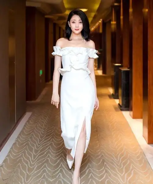 许晴的臀殷桃的唇李小冉的胸这3位中年女星谁能顶得住