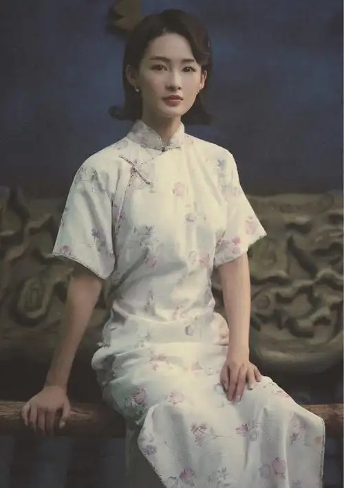 8215在最新一期的遇见天坛里,李沁一身复古旗袍扮演_圈子-新氧