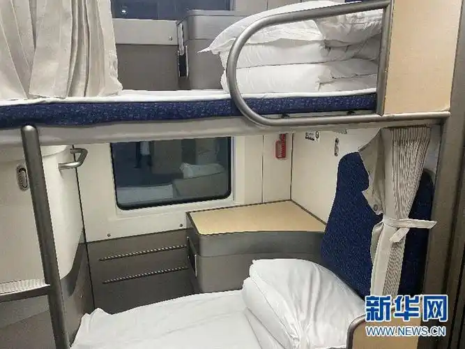 一人一铺一单间双层卧铺动车组在深圳春运首秀