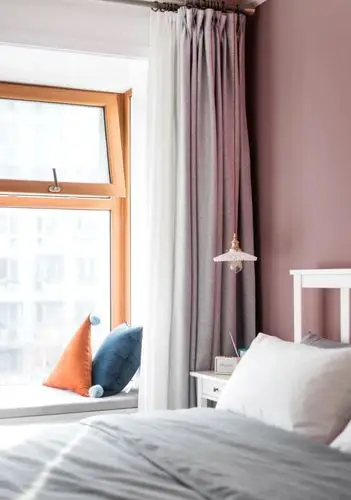 主卧床头背景墙用的茱萸粉,窗帘用的冰川灰,床品则是粉色与灰色的搭配