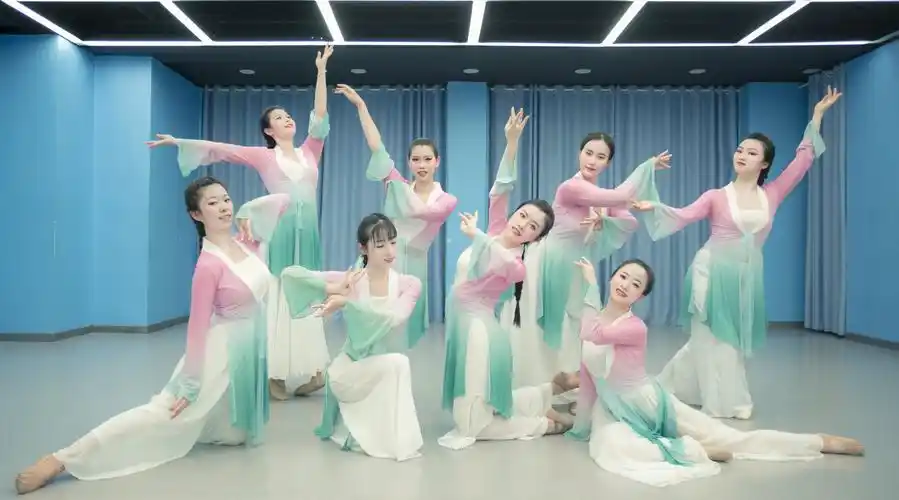 中国舞伊人唱轻盈柔美的舞姿将这首陕北民歌