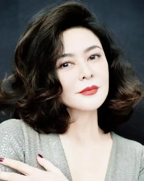 关之琳最新封面写真,不单高贵大方,又凸显曼妙多姿妩媚动人身姿