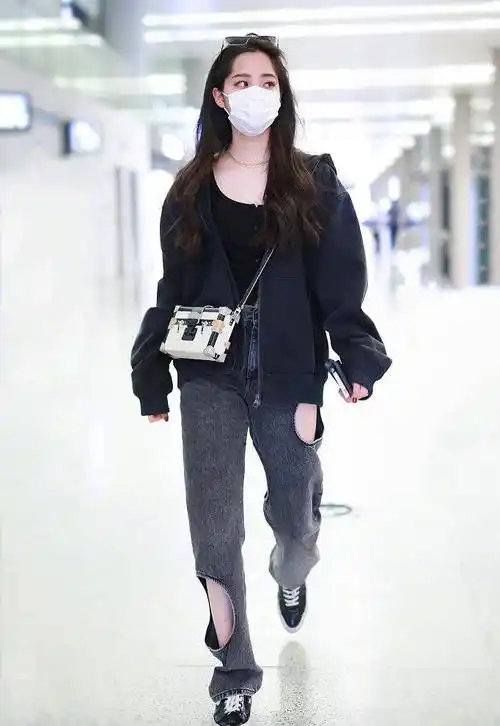 "酷潮"小妹欧阳娜娜上线,近日,美少女欧阳娜娜独自一人现身上海机场.