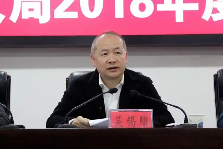 在明年工作思路谋划上,吴锡雕要求全体干部职工要紧扣县委,县政府确定