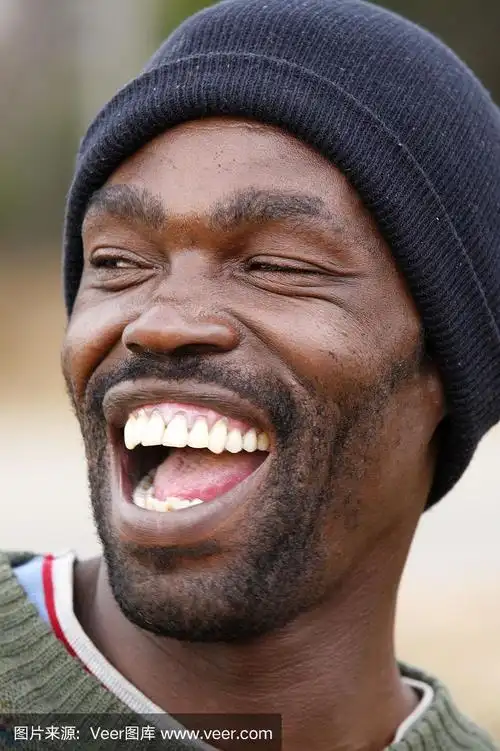 非洲黑人在笑