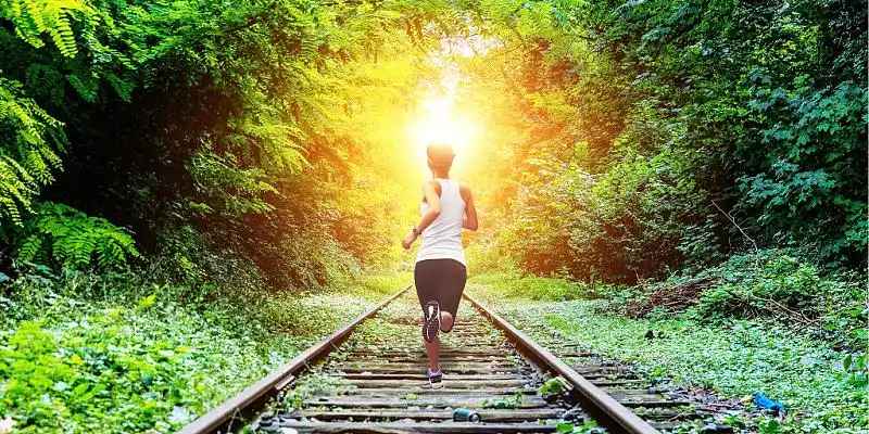 简约墙面背景人物奔跑展板背景努力奔跑