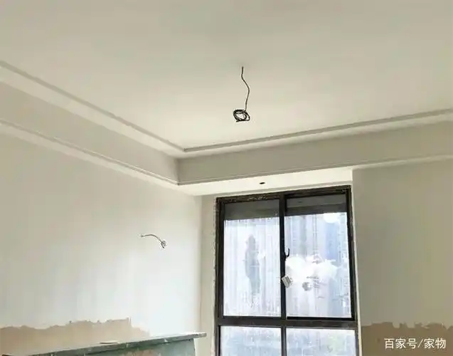 其实对于现在很多人家里装修的复杂吊顶来说,我更建议大家装个简单的