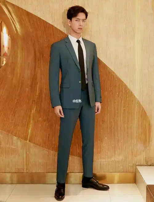 李现墨绿色西装皮鞋黑袜