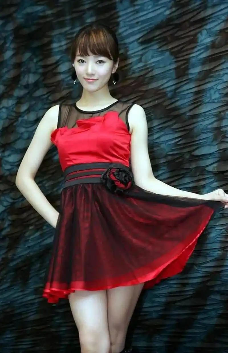 裴涩琪,1986年9月出生,韩国女演员,歌手.