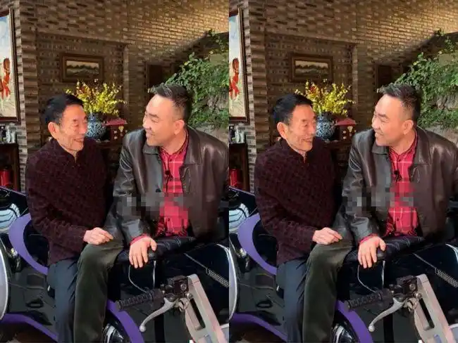 杨少华站一边看儿子做饭,父子俩其乐融融