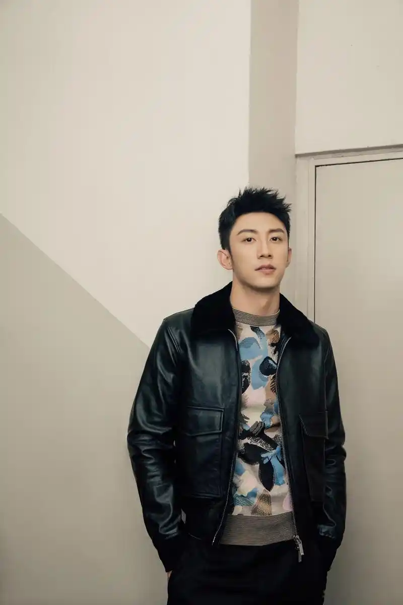 黄景瑜亮相dior迪奥二零二零早春成衣发布暨圣诞点灯仪式.