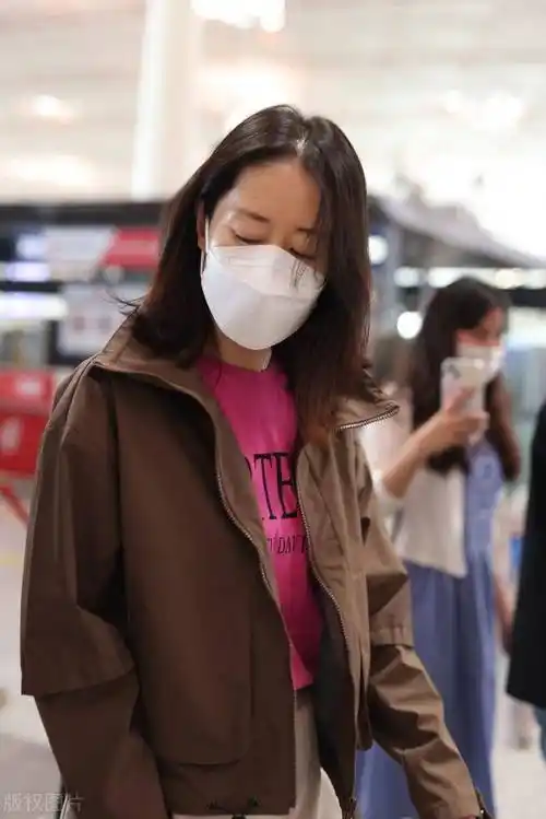 刘敏涛纯素颜走机场,三伏天还穿长衣长裤,玫红色t恤好惹眼_休闲_风格
