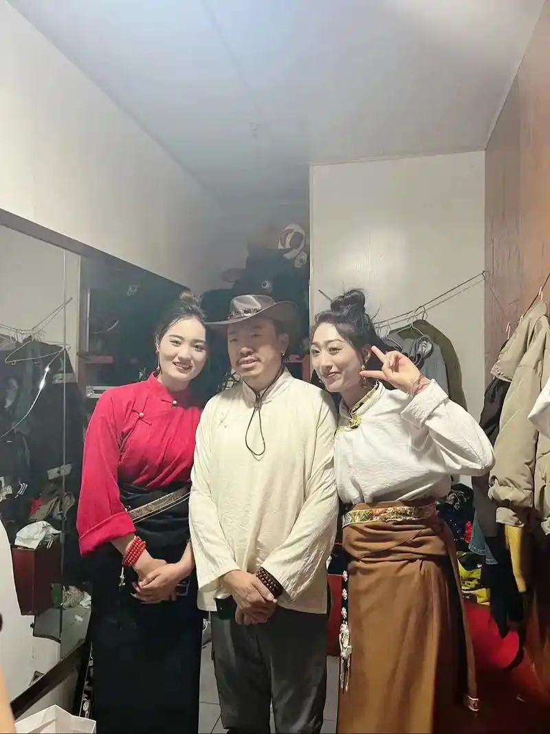 第一次和扎西尼玛合影0707 - 抖音