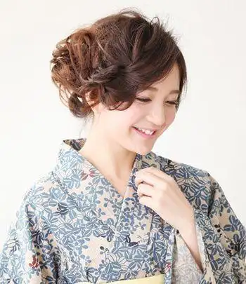 圆脸符合什么扎头方式 圆脸扎头发的方式图解(5)