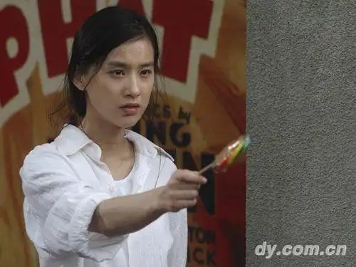 求黄圣依在《功夫》里拿棒棒糖的那张经典剧照