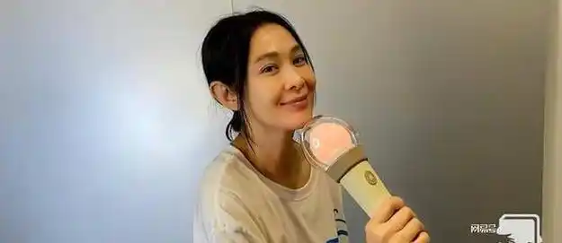 刘若英出去旅游被偶遇55岁满脸皱纹但没有整容很自然的漂亮