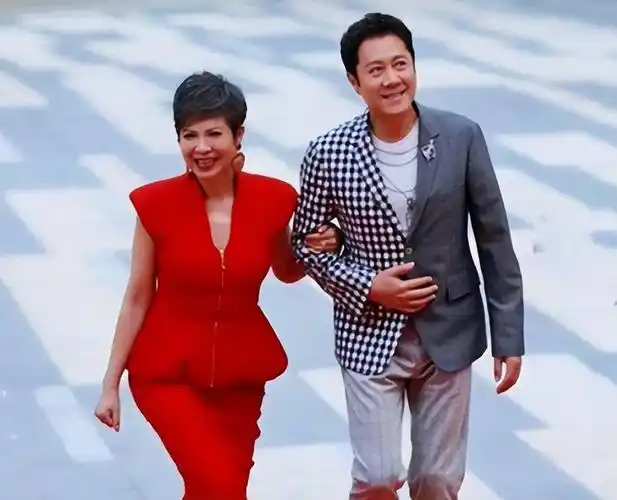 回顾蔡国庆两次情断异国恋后娶富婆为妻如今儿子成他的骄傲