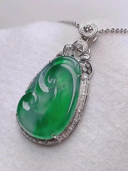 18k金镶嵌 冰润飘绿翡翠如意吊坠