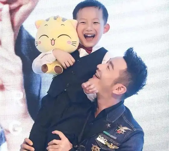 angelababy深夜带儿子看急诊