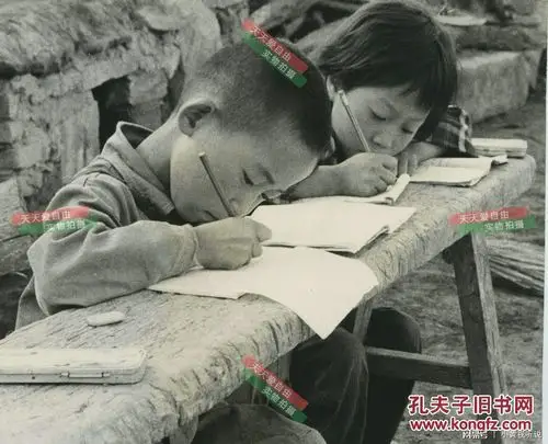 全校有五个年级,只有一百七八十个学生,仅有几套老旧掉屑的课桌凳椅