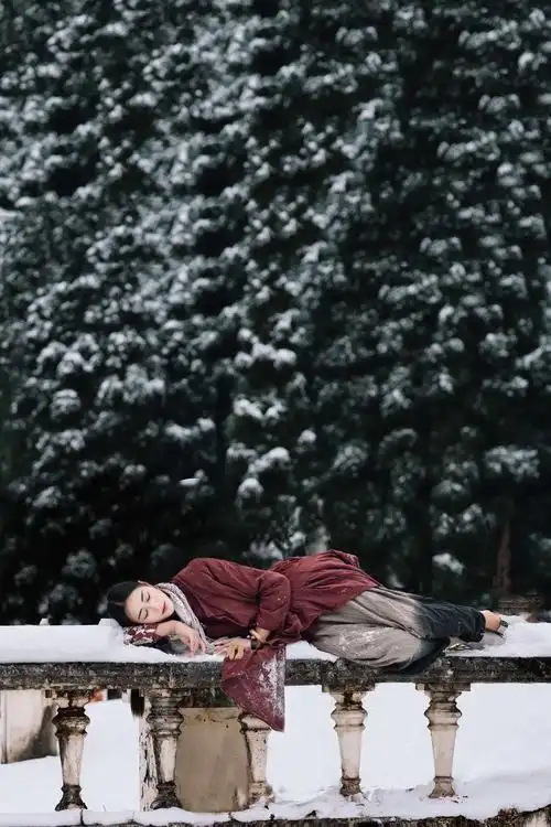 爱越深心越痛,痛在想你的梦中,痛在雪花飞舞的夜空