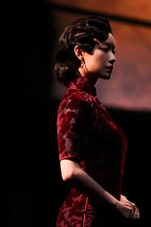 倪妮话剧《如梦之梦》造型合集,她的旗袍装真的百看不厌,复古盘发搭配