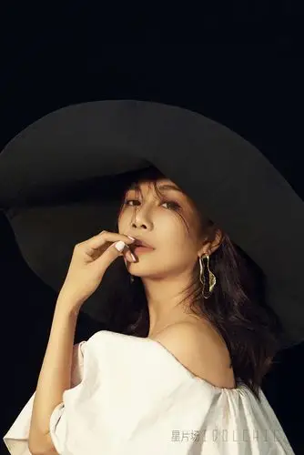 陈松伶轻松演绎百变造型最新写真引领初秋新风尚