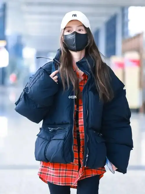 近日份的angelababy杨颖,藏蓝色的羽绒外套内搭红色格子衬衫,甜美与