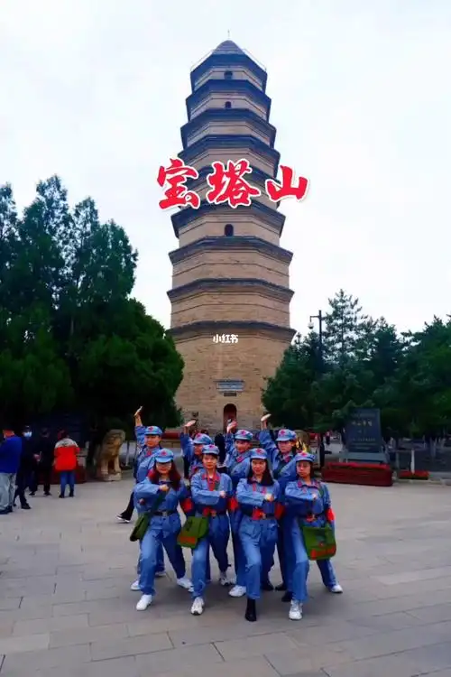 宝塔山位于延安城东延河之滨,山上九层宝塔,始建于唐,是延安市的标志
