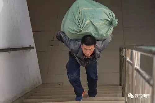 坚强父亲扛大包攒钱救女,干活累瘫,偷偷吃馒头咸菜.(视频)