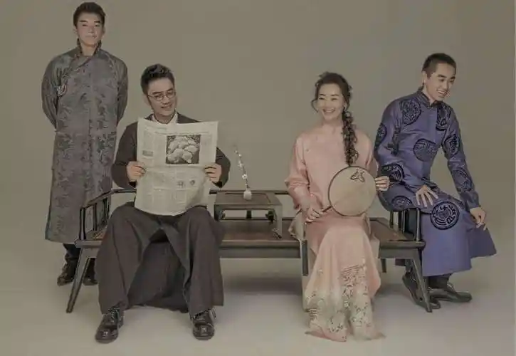 邓超孙俪结婚照片(邓超孙俪幸福的民国风全家福)