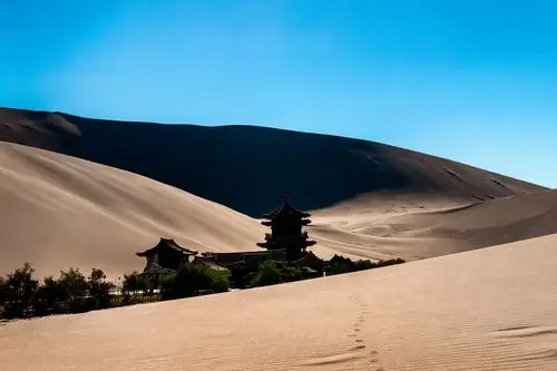 甘肃敦煌鸣沙山月牙泉沙漠自然风光