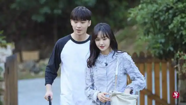 郑爽(右)与张恒高调交往一年多后已经分手.(互联网)