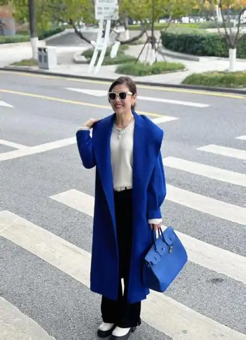 宝蓝色大衣如何搭配