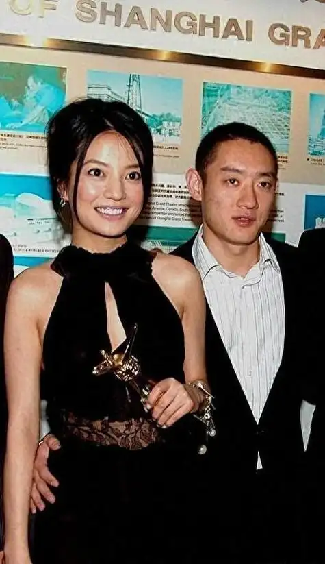 那一年,赵薇被拍到和黄有龙约会,但在此前,黄有龙就已经和港姐冠军